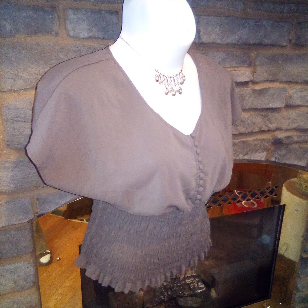 Beautiful taupe top!!!!  Will Slim you - Picture 5 of 8